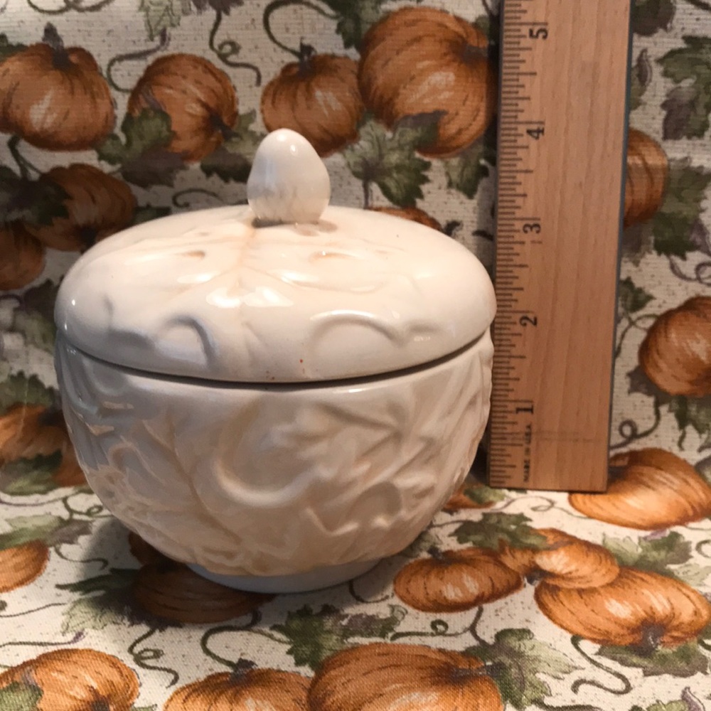 Hallmark Acorn candle - used.  Pumpkin spice candle scent. Used with tag.